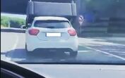 Carro circula perto de Lisboa com sofá em cima do capô