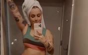 Orgulhosa do corpo, Carolina Deslandes dança a exibir as curvas
