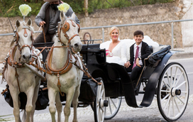 Lindos! Cantora Rebeca é levada ao altar pelo filho de 12 anos