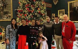 Mas o que se passa aqui?! Foto de Natal da família real do Mónaco já se tornou viral por causa de um pormenor 