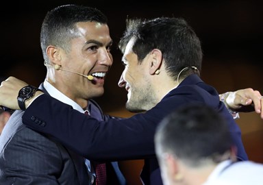 Cristiano Ronaldo recebe prêmio de melhor jogador do século 