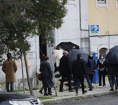Primeiras imagens do velório: Tony Carreira e a ex-mulher protegidos de todos os olhares