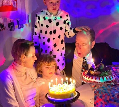 Mas o que se passa aqui?! Foto de Natal da família real do Mónaco já se tornou viral por causa de um pormenor 