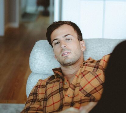 De peito apertado, David Carreira emociona-se no regresso ao palco: 'A atuação mais difícil da minha vida'