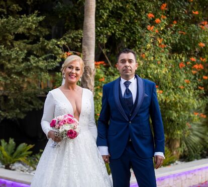 Lindos! Cantora Rebeca é levada ao altar pelo filho de 12 anos