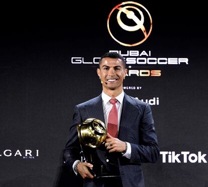 Cristiano Ronaldo recebe prémio do jogador do século no Dubai