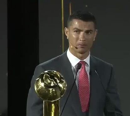 Como é que é? Cristiano Ronaldo diz que só tem três filhos em pleno discurso no Dubai 
