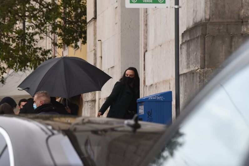 Primeiras imagens do velório: Tony Carreira e a ex-mulher protegidos de todos os olhares