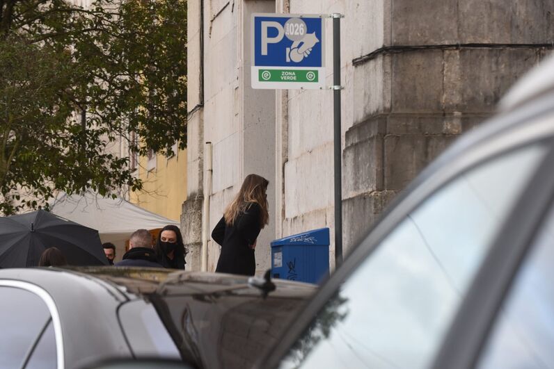 Primeiras imagens do velório: Tony Carreira e a ex-mulher protegidos de todos os olhares