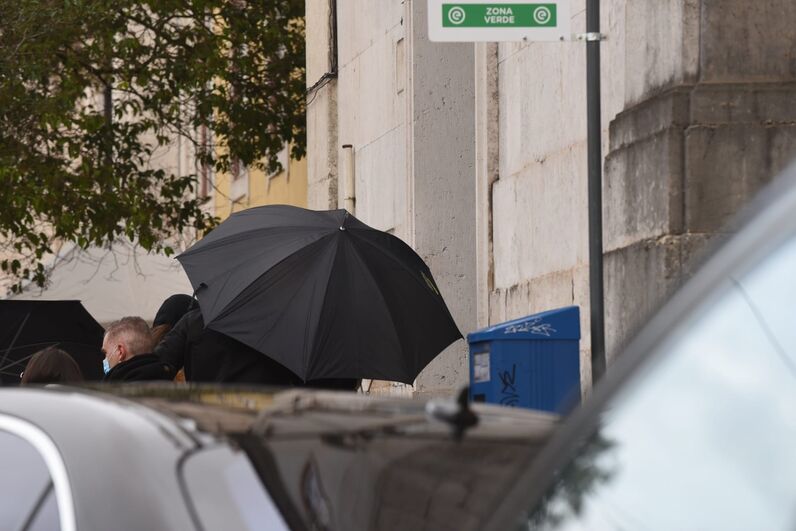 Primeiras imagens do velório: Tony Carreira e a ex-mulher protegidos de todos os olhares