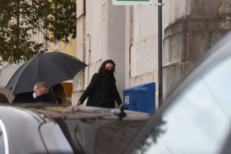 Primeiras imagens do velório: Tony Carreira e a ex-mulher protegidos de todos os olhares