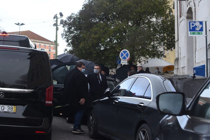 Primeiras imagens do velório: Tony Carreira e a ex-mulher protegidos de todos os olhares
