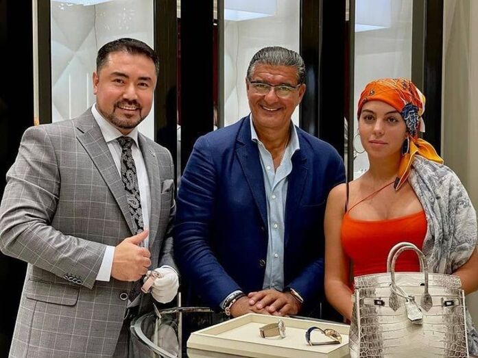 Georgina escolhe jóias de diamantes