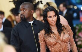 "Acabou": Kim Kardashian posa sem aliança e já terá contratado advogada das estrelas para avançar com divórcio
