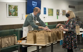 A dar o exemplo! Príncipe William aparece de surpresa em albergue para os sem-abrigo