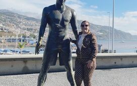 Bom humor! Dolores Aveiro posa com estátua de Cristiano Ronaldo e faz piada