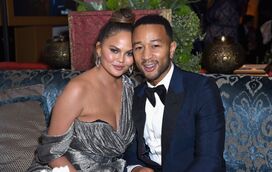 Sexy! Chrissy Teigen faz tatuagem sensual em homenagem ao marido, John Legend