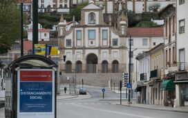 "A regra é simples: cada um de nós deve ficar em casa", mas há uma excepção, diz o primeiro-ministro