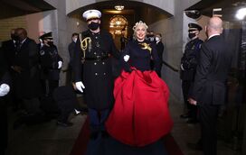 Lady Gaga brilha na tomada de posse de Joe Biden vestida pela maison Schiaparelli 