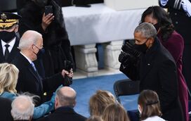 Momento insólito nos Estados Unidos: cônjuges do presidente Joe Biden e da vice-presidente Kamala Harris dão beijo na boca