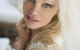 Surpresa! Pamela Anderson casa em segredo com guarda-costas por quem se apaixonou durante a quarentena