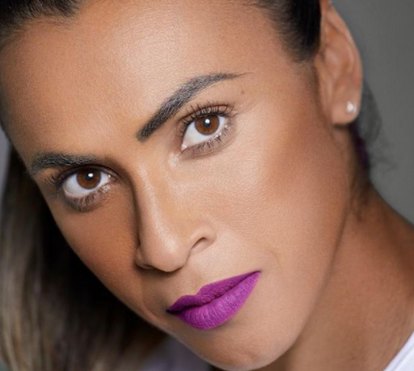 Marta, a melhor jogadora de futebol do mundo, anuncia noivado com uma colega de equipa
