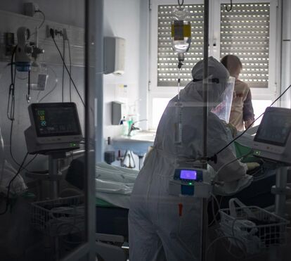 Exausta, enfermeira de hospital em fase de plano de catástrofe revela marcas chocantes de turno com doentes de covid-19