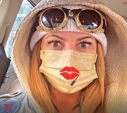 Sílvia Rizzo é a rainha dos bastidores da novela 'Festa é Festa'... e os videos dela são uma animação