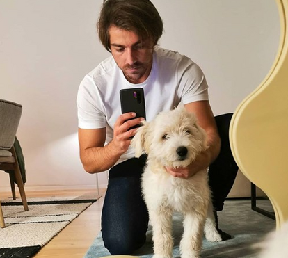 Drama! Lourenço Ortigão revela que a sua adorada cadela caiu do 2.º andar e partiu a pata