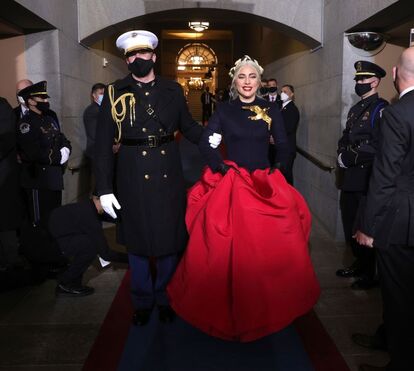 Lady Gaga brilha na tomada de posse de Joe Biden vestida pela maison Schiaparelli 