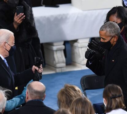 Momento insólito nos Estados Unidos: cônjuges do presidente Joe Biden e da vice-presidente Kamala Harris dão beijo na boca