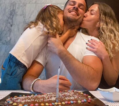 Laura Figueiredo e Mickael Carreira batizam o filho em dia duplamente especial