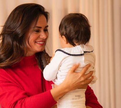 Não se aguenta tanta fofura! Filha mais nova de Cláudia Vieira faz 'gato-sapato' do cão da família