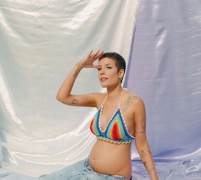 Halsey mostra barriga de grávida e leva fãs à loucura