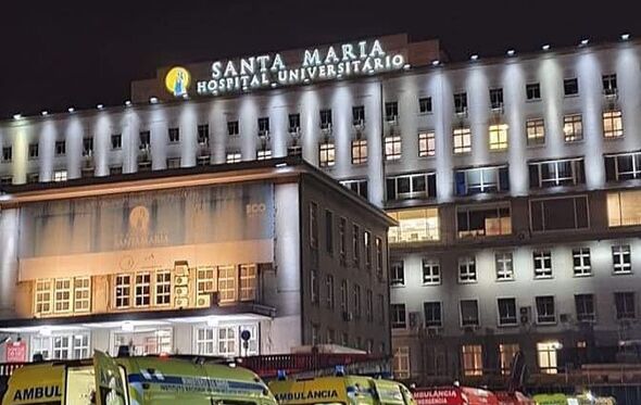 Ambulâncias no hospital de Santa Maria, Lisboa, com doentes covid-19
