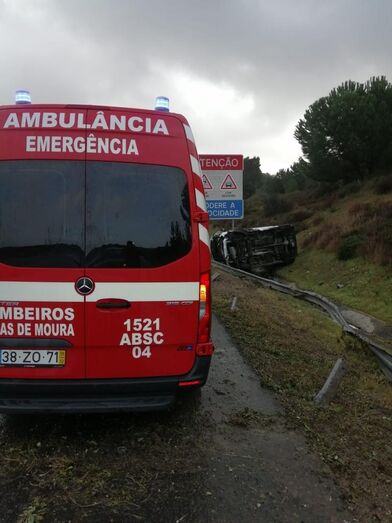 Carrinha de transporte de vacinas contra a Covid-19 despista-se na A2 perto da Marateca