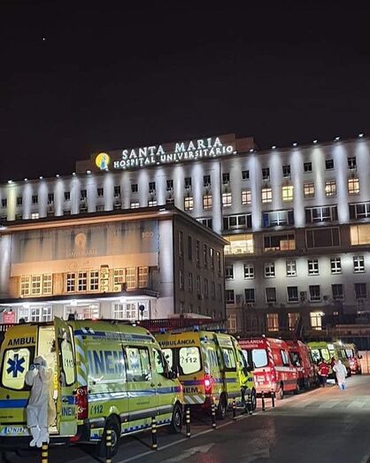 Ambulâncias no hospital de Santa Maria, Lisboa, com doentes covid-19