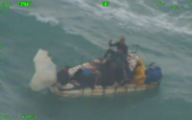 O momento em que um barco com oito migrantes a bordo vira após 16 dias no mar