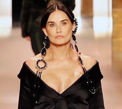 O rosto alterado de Demi Moore no desfile da Fendi