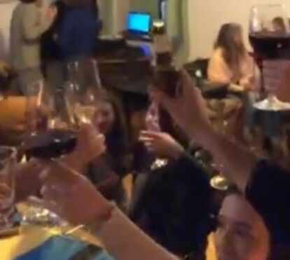 Restaurante em Lisboa que recusou fechar portas durante confinamento faz festa com dezenas de pessoas. Veja as imagens