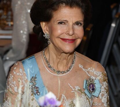 Rainha Silvia da Suécia sofre fratura no pulso após cair em casa