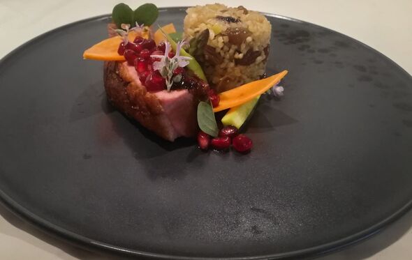 Peito de pato, especiarias, bulgur, romã e frutos secos