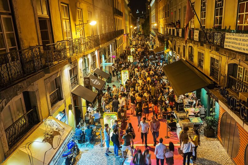 discoteca na rua cor-de-rosa