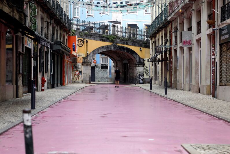 discoteca na rua cor-de-rosa