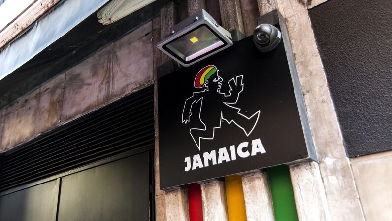 discoteca na rua cor-de-rosa