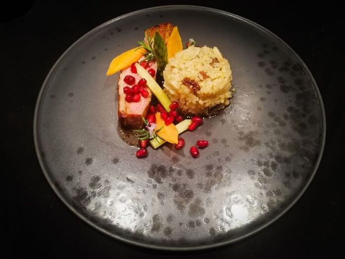 Peito de pato, especiarias, bulgur, romã e frutos secos