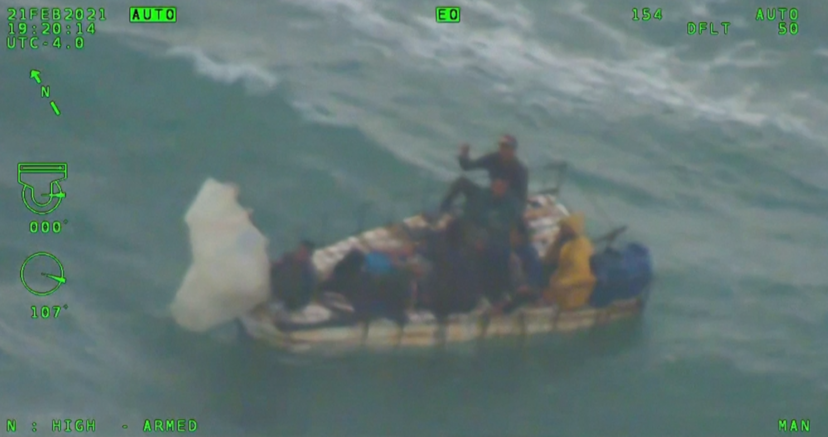 O momento em que um barco com oito migrantes a bordo vira após 16 dias no mar