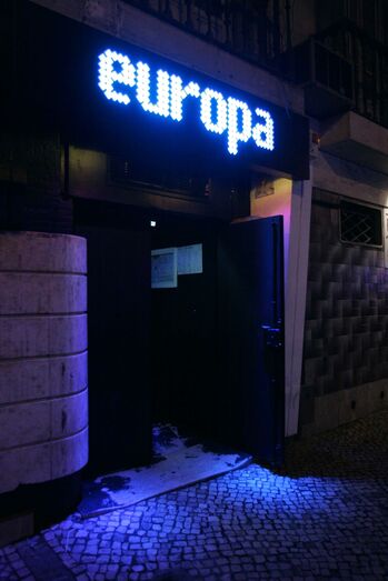 discoteca na rua cor-de-rosa