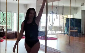 Sexy! Dânia Neto arrasa na dança do varão