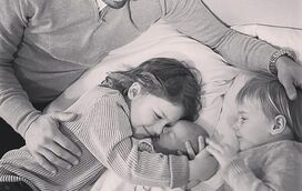 As fotos dos filhos de Carl Philip e Sofia Hellqvist com o irmão recém-nascido